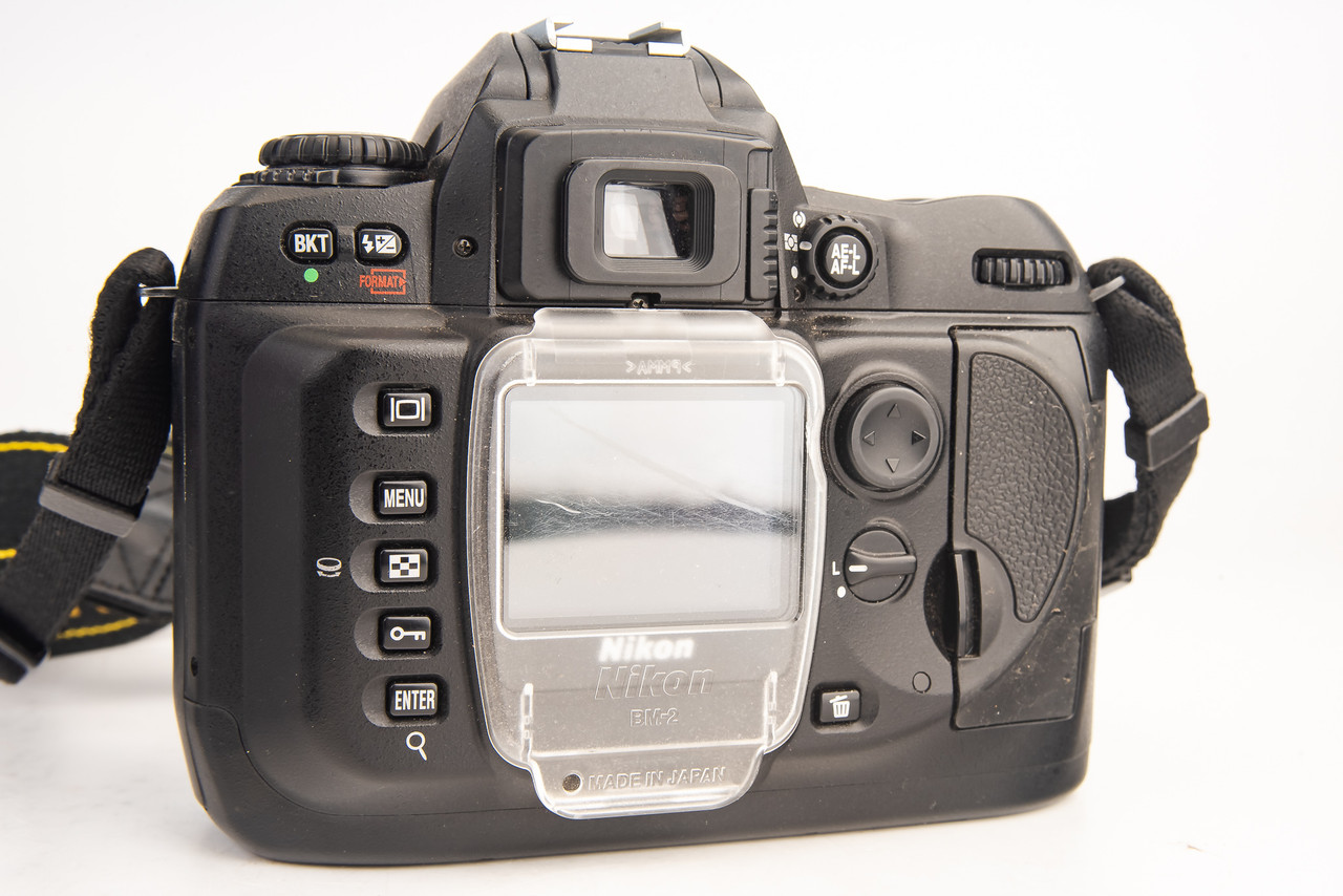 Nikon D100 6.1 MP Digital SLR Camera Body with Strap Cap Battery