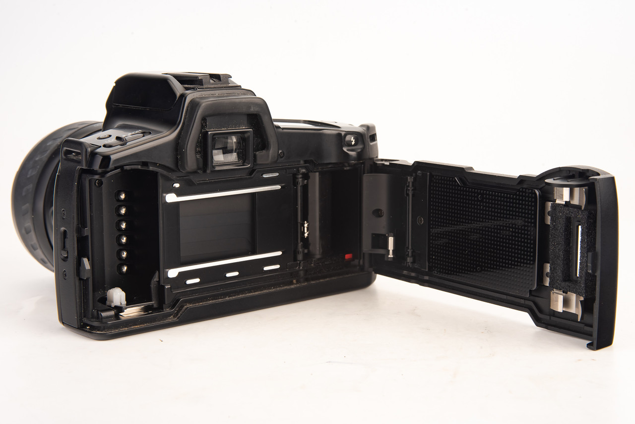 Minolta Maxxum 3xi 35mm SLR Film Camera with Zoom xi 28-80mm f/4