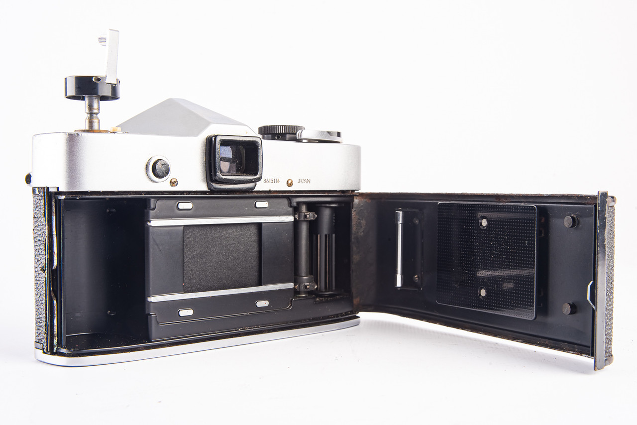 Yashica J-7 35mm SLR Film Camera Body for Parts or Repair V12