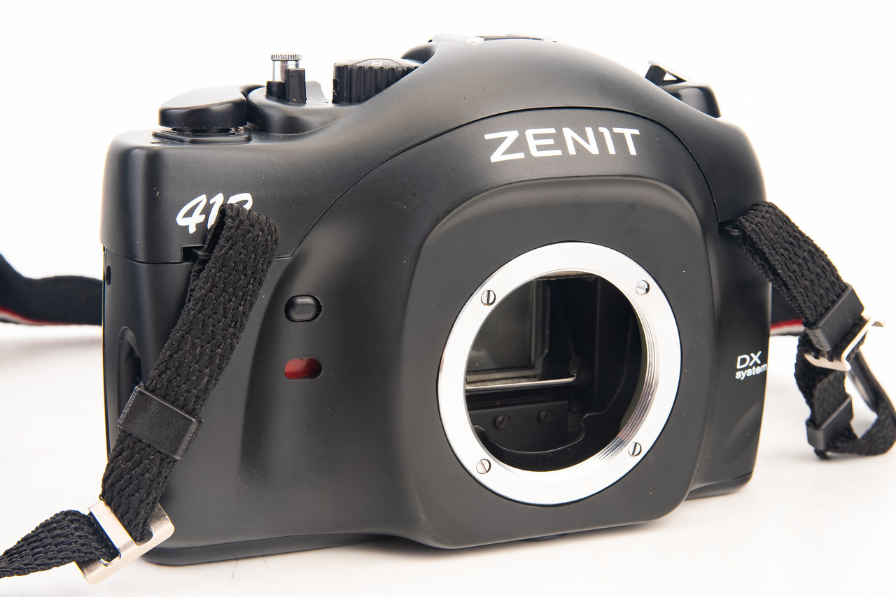 Zenit 412 DX 35mm SLR Film Camera Body M42 Mount with Batteries