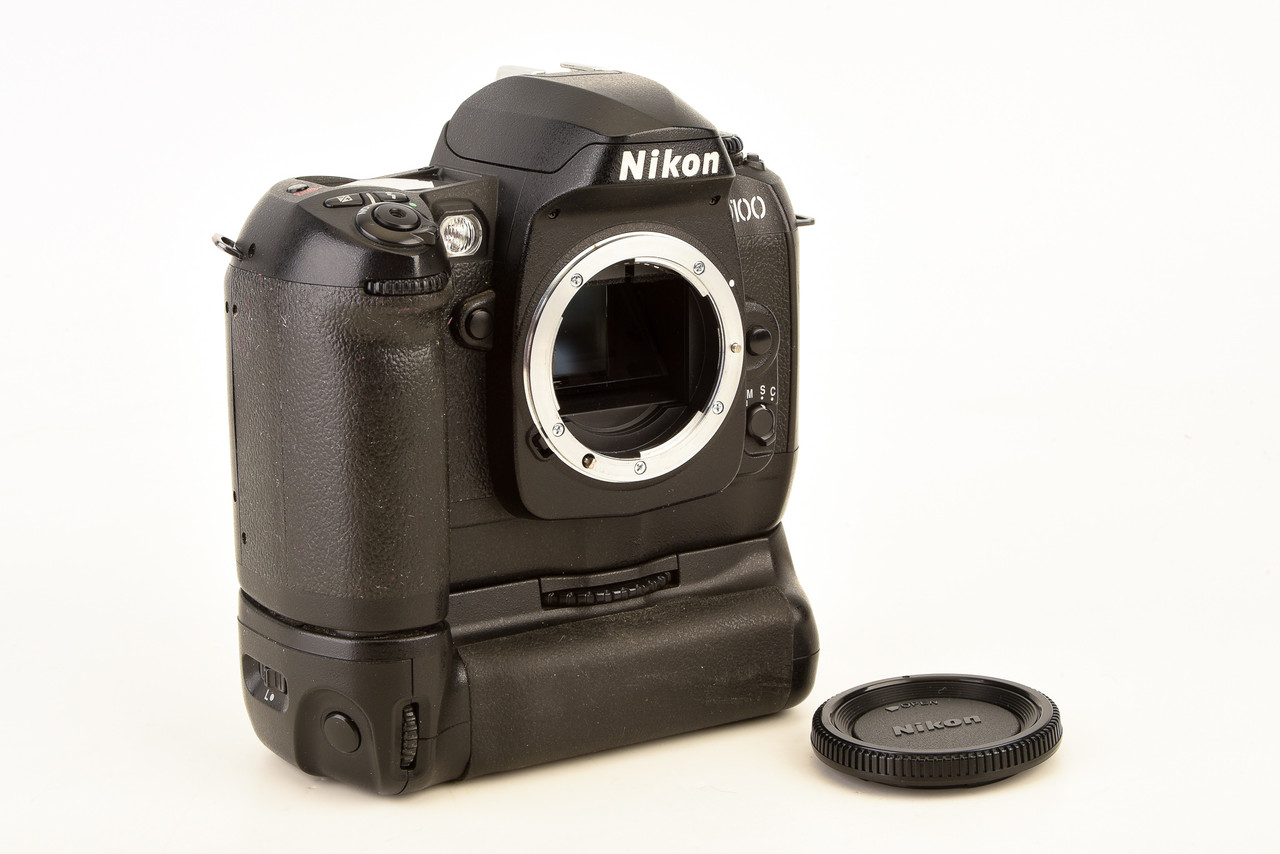 Nikon D100 ボディ Nikon D100 6.1 MP Digital SLR Camera Body with MB-D100 Grip Cap