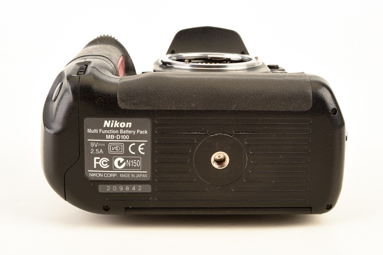 Nikon D100 ボディ Nikon D100 6.1 MP Digital SLR Camera Body with MB-D100 Grip Cap