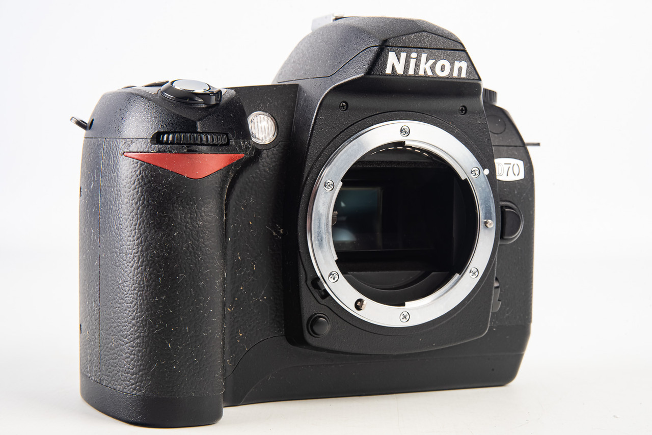 Nikon D70 6.1MP Digital SLR Camera Body with 256MB CF Card Battery