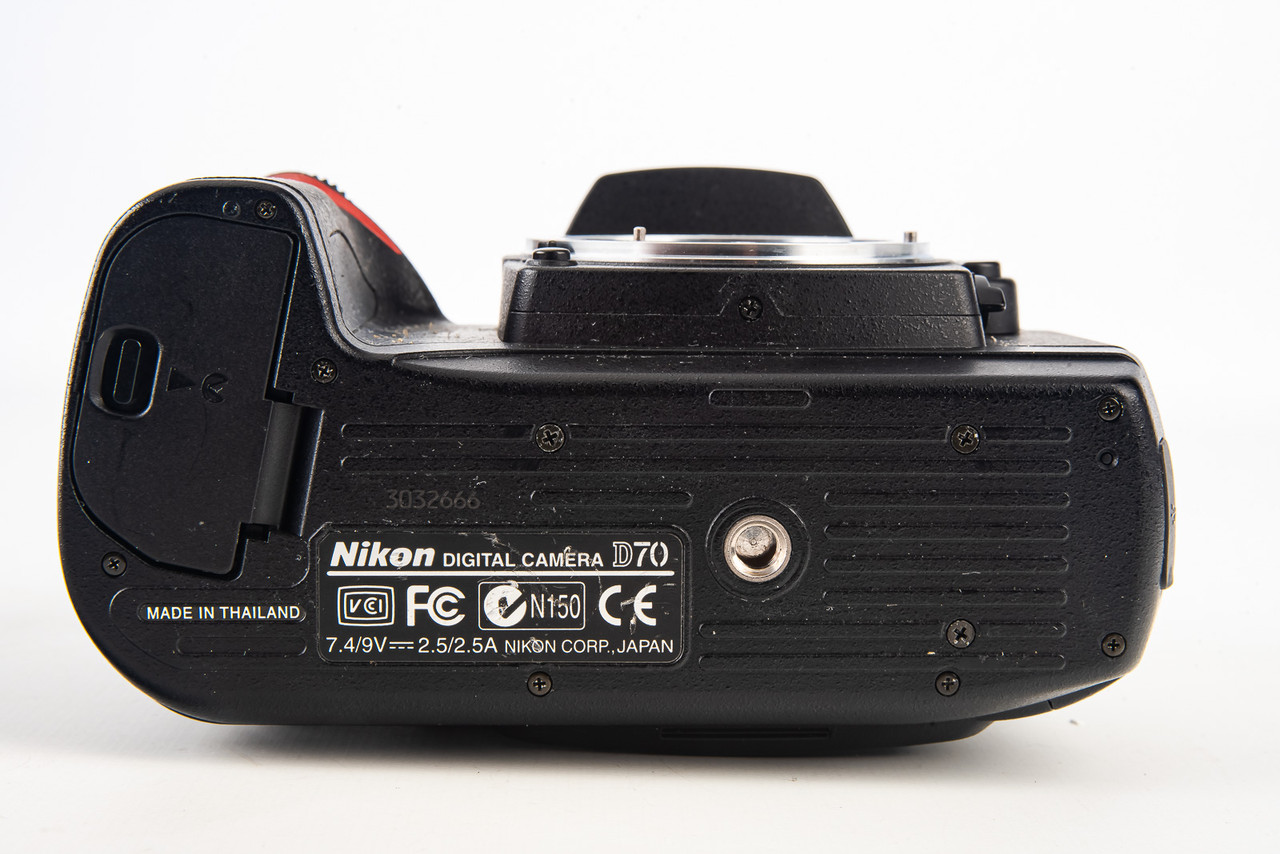 Nikon D70 6.1MP Digital SLR Camera Body with 256MB CF Card Battery