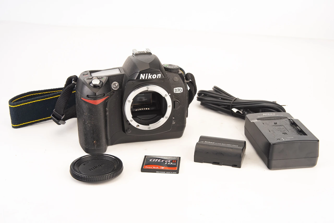 Nikon D70 6.1MP Digital SLR Camera Body with 1GB CF Card Charger 