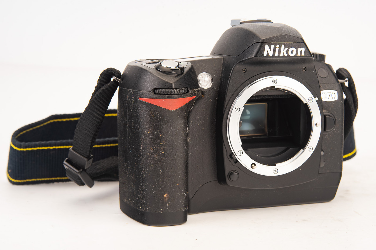 Nikon D70 6.1MP Digital SLR Camera Body with 1GB CF Card Charger