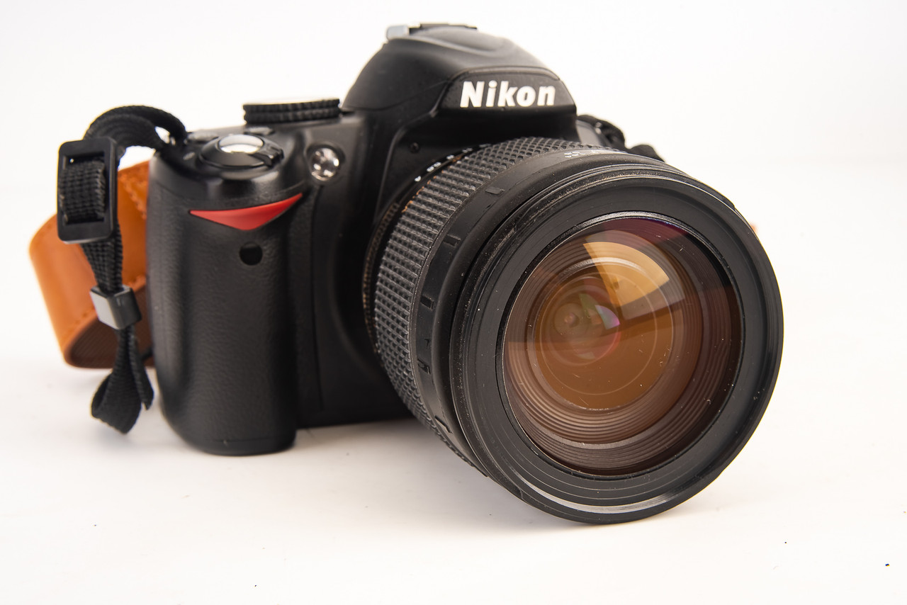 Nikon D3000 10.2MP Digital SLR Camera w Promaster 28-105mm f/4~5.6