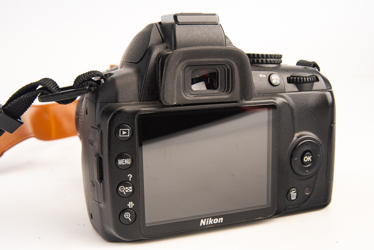 Nikon D3000 10.2MP Digital SLR Camera w Promaster 28-105mm f/4~5.6