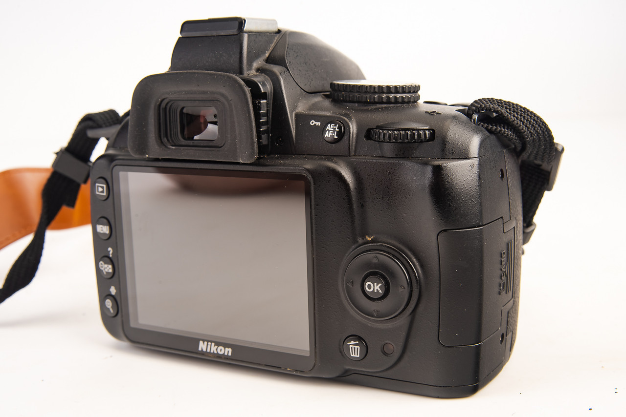Nikon D3000 10.2MP Digital SLR Camera w Promaster 28-105mm f/4~5.6