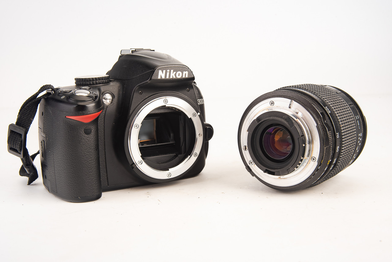 Nikon D3000 Digital SLR Camera w Promaster 28-105mm