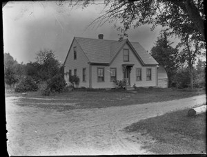 Antique 4x5 Glass Plate Negative Small Family Home (V4415)