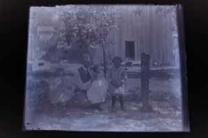 Antique 5x4 Inch Plate Glass Negative Of A Family Portrait Outside V32