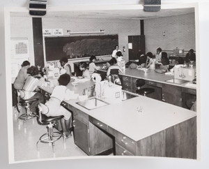 1960s Black Americana 8 x 10 Black and White Photo Students In Science Class V45