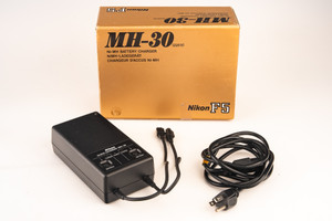 Nikon MH-30 Ni-MH Battery Charger 220V for F5 Camera in Original Box TESTED V24