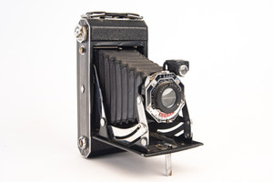 Kodak Six-20 620 Roll Film Folding Bellows Camera with Doublet Lens Vintage V20