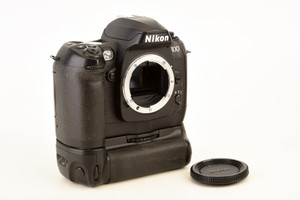 Nikon D100 6.1 MP Digital SLR Camera Body with Strap Cap Battery