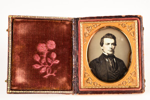 Lovely Daguerreotype of Gentleman in 1/6 Plate Wood Composite Union Case