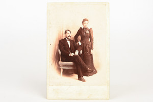 1890s Cabinet Card 6.5 x 4.25'' Albumen Print - Portrait of Wealthy Couple V20