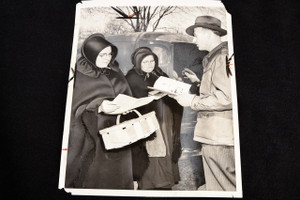 1946 ACME ROTO Press Photo 7¼x9" - 2 Amish Women & Politician Middlefield OH V20