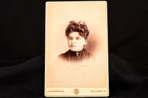Late 1800s Elizabeth Moss Look-a-Like Cabinet Card Photo Wild Curls Portrait V23