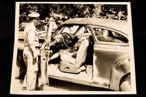 1940-50s Press or Police Photo - Crashed Car Injured Driver Inside 10x8" V25
