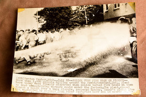 Benton Harbor Remington Rand Strike Police Fire Hoses AP Wire Photo 1947 V35