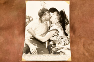 1947 Indianapolis 500 Winner Mauri Rose Kissed by Carol Landis AP Wire Photo V33