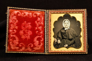 1840s 1/6 Plate Daguerreotype Photo Elderly Woman Flowers in Urn Case V35
