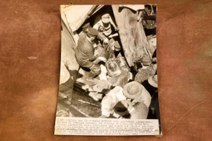 Chicago Fireman Rescued From Overturned Locomotive 6½x9⅛ 1947 AP Wire Photo V33