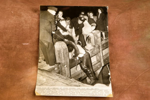 New York East River Drowning Rescue 6½ x 9¼ 1947 AP Wire Photo V37