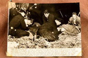 Los Angeles Reservoir Drowning Boys Fathers Rescue 7⅛x5½ 1947 AP Wire Photo V31