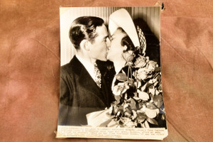 Eric Guerin Jet Pilot Kentucky Derby Wife Kiss 6½x9⅛ 1947 AP Wire Photo V32