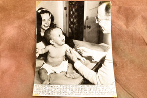Baby Gets Inoculation University of Washington 6¾x9 1947 AP Wire Photo V34