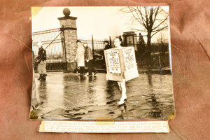 Telephone Strike Picket in Rain Kearny New Jersey 1947 7¾x6½ AP Wire Photo V35
