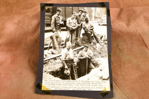 WWII Dead Tribute Pittsburgh Workers 6¼x8½ 1947 AP Wire Photo V30