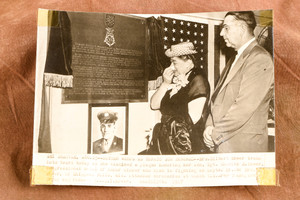 WWII Medal of Honor Sgt Charles Mower Mother Weeps 7x5 1947 AP Wire Photo V31