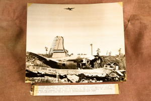 United Airlines DC-4 Crash LaGuardia Airport 7¾x6½ 1947 AP Wire Photo V36