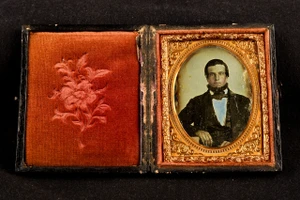 Daguerreotype Bearded Man with Bow Tie in Ornate Full Case 1/9 Plate Antique V30