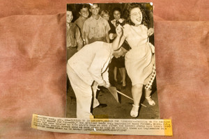 Legionnaire Harry Fishman & Dancer NYC Queenie Hunt 5¾x9 1947 AP Wire Photo V39