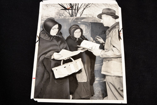 1946 ACME ROTO Press Photo 7¼x9" - 2 Amish Women & Politician Middlefield OH V20
