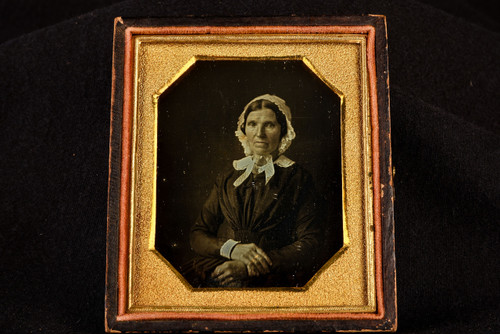 Early Daguerreotype Photo Victorian Woman in Bonnet Antique 1/6 Plate Case V26