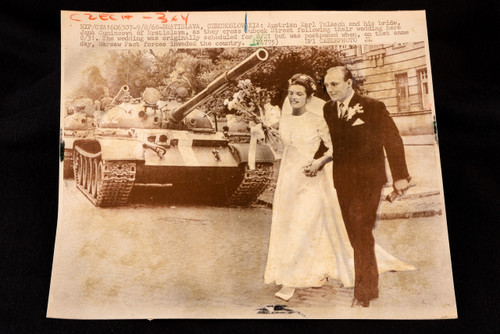 1968 Press Photo Newlyweds & Tank Warsaw Pact Invasion Czechoslovakia 10x8½ V24