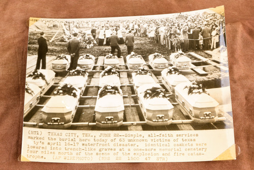 Texas City Disaster Mass Burial of 63 Unknown Victims 1947 AP Wirephoto V32