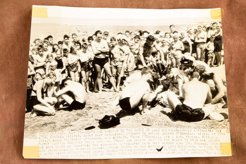 1947 AP Wire Photo Chicago Lake Michigan Drowning Death Crowed Beach Rescue V34