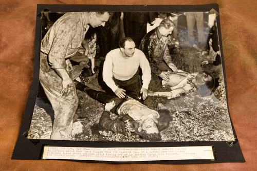 LaGuardia NY Plane Crash Rescue Victims 14½x13¼ 1947 AP Wire Photo V32