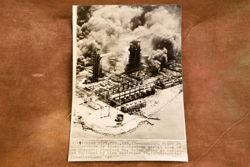 Texas City Monsanto Chemical Plant Explosion 6¼ x 9 1947 AP Wire Photo V39
