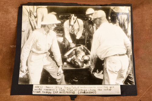 Texas City Disaster Rescue Recovery Scene 9¼ x 7½ 1947 AP Wire Photo V31