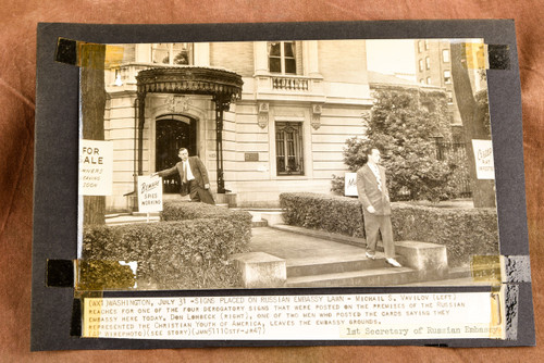 Russian Embassy Spy Protest Signs Washington DC 8¾x6 1947 AP Wire Photo V32