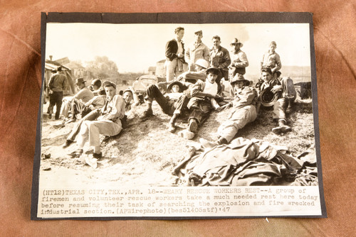 Texas City Disaster Weary Rescue Workers Rest 8¾x6¾ 1947 AP Wire Photo V37