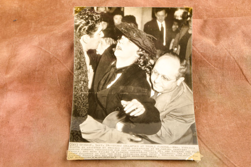 Widow Collapses at Triple Funeral Chicago 6½x9 1947 AP Wire Photo V30